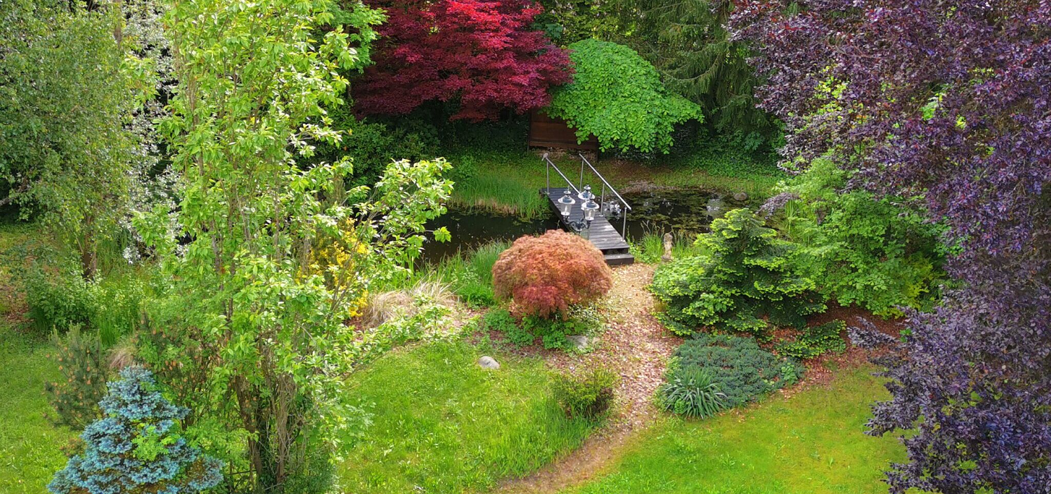 Bild zeigt grünen Garten im Glögglhof.