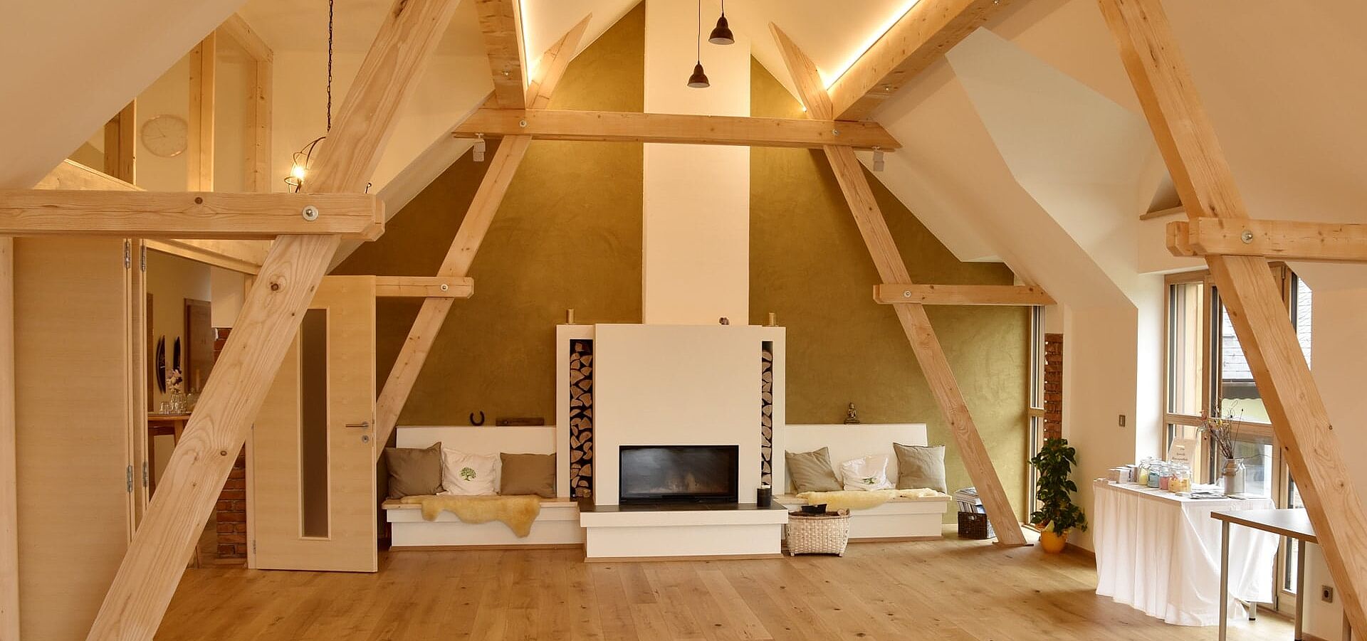 Bild zeigt Seminarraum im Eisenbergerhof, der mit Holz ausgekleidet ist.