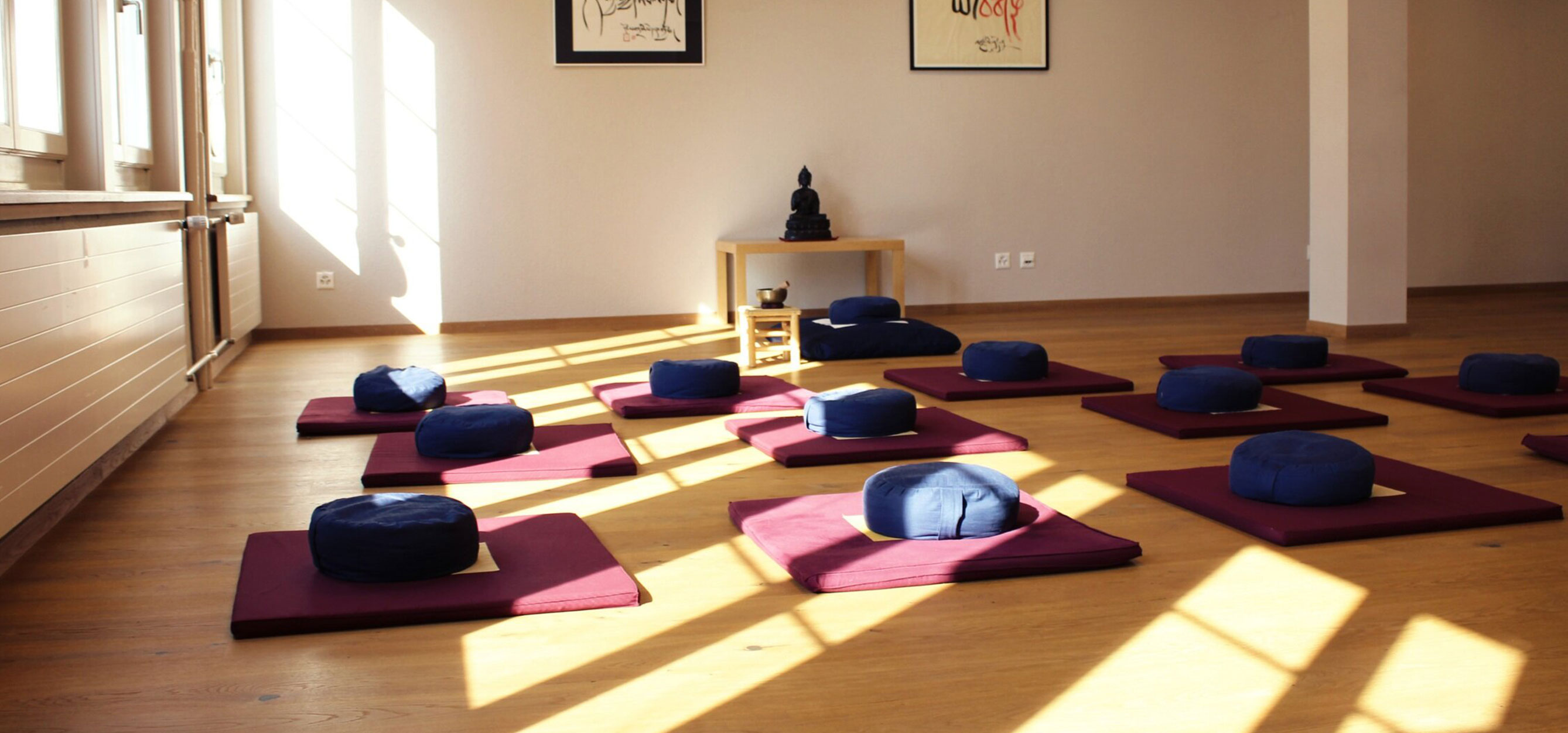 Bild zeigt Yoga & Ausbildungsraum mit Holzboden.